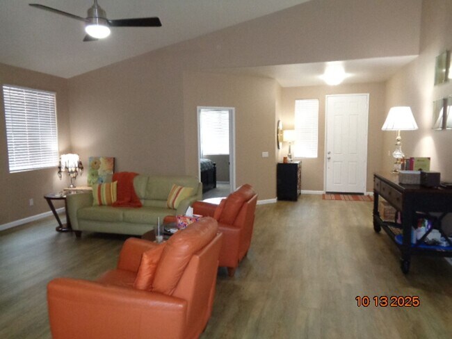 Foto del edificio - Immaculate One Story Home Offering 1989 sq...