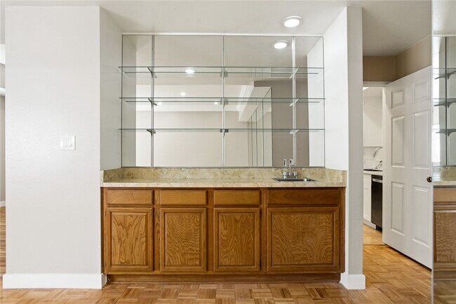 Foto del edificio - 5340 Wilkinson Ave