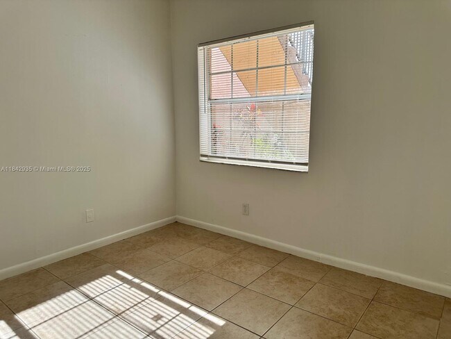 Foto del edificio - 601 Cypress Lake Blvd