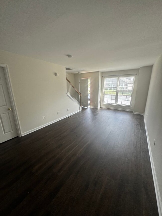 Building Photo - 30-33 Eastwick Ln