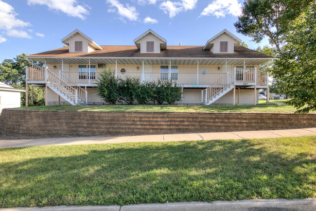 Building Photo - 627 Maple St