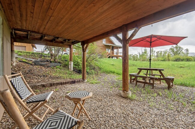 Foto del edificio - Charming Log Cabin and Carriage House – Do...