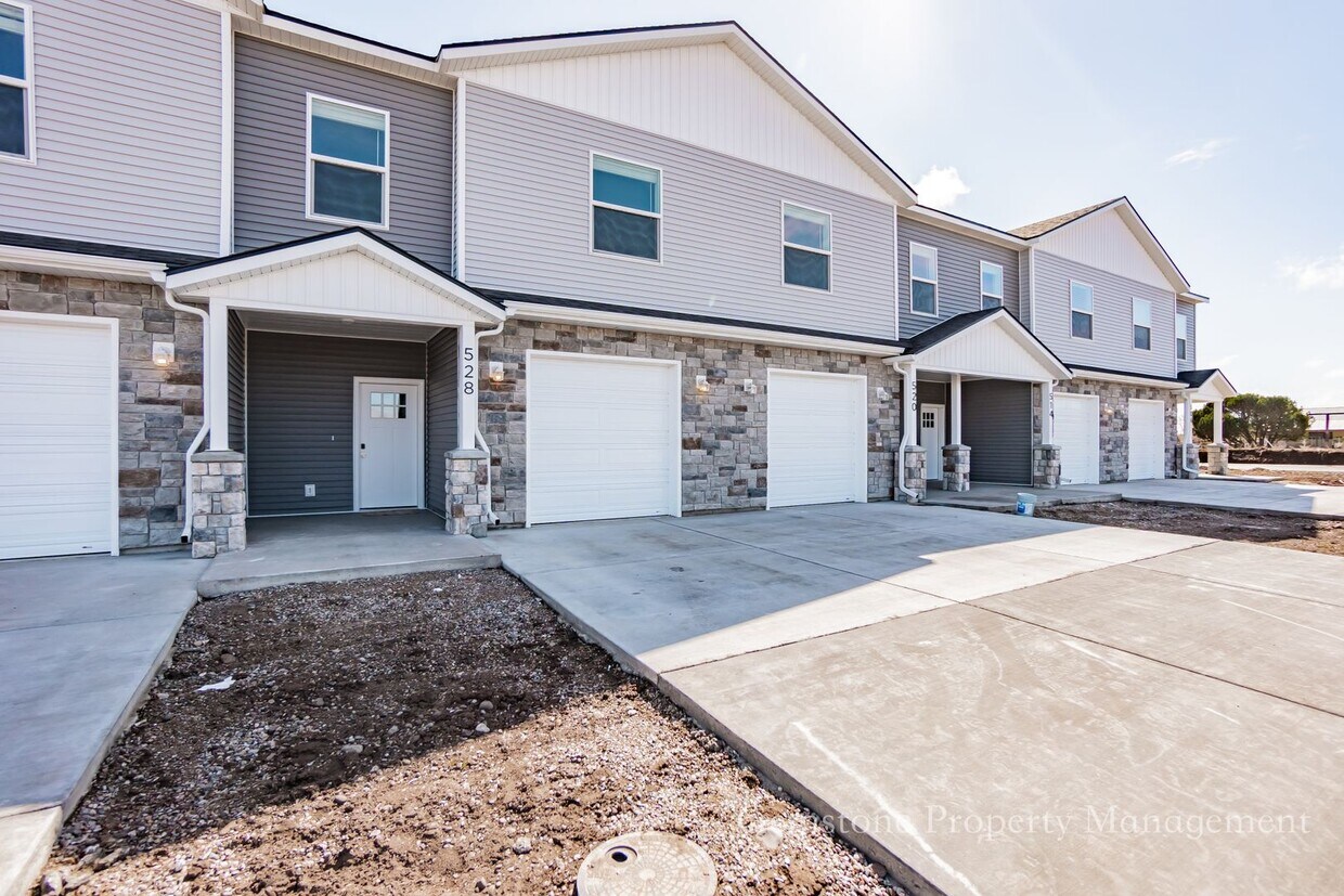 Primary Photo - CHECKOUT THIS 3 Bed 2.5 Bath Townhome loca...
