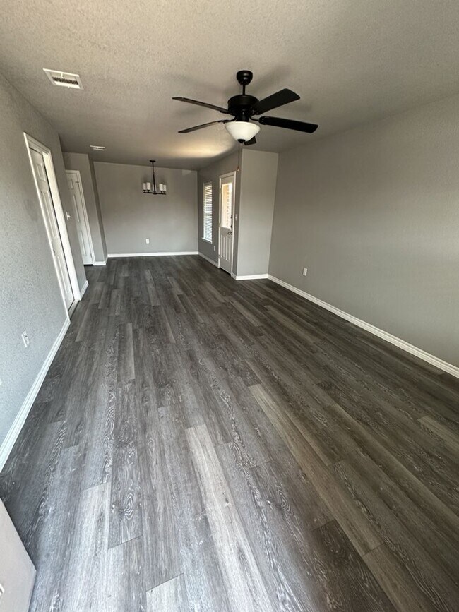 Foto del edificio - AVAILABLE NOW!