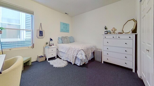 Foto del edificio - 2543 N Southport Ave
