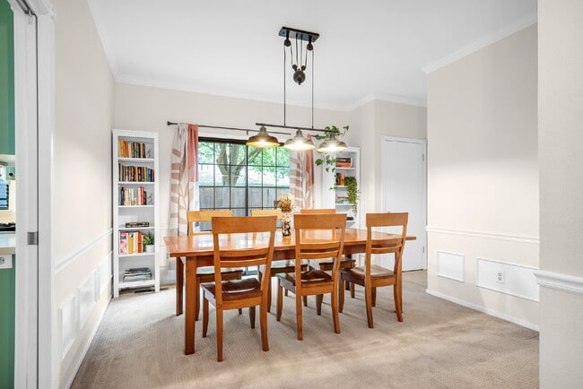 Building Photo - 6 month lease available now