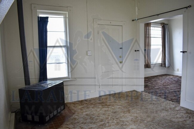 Building Photo - 208 E Sheridan St