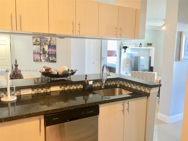 Foto del edificio - 17145 N Bay Rd