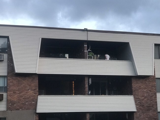 Building Photo - 565 Talcottville Rd