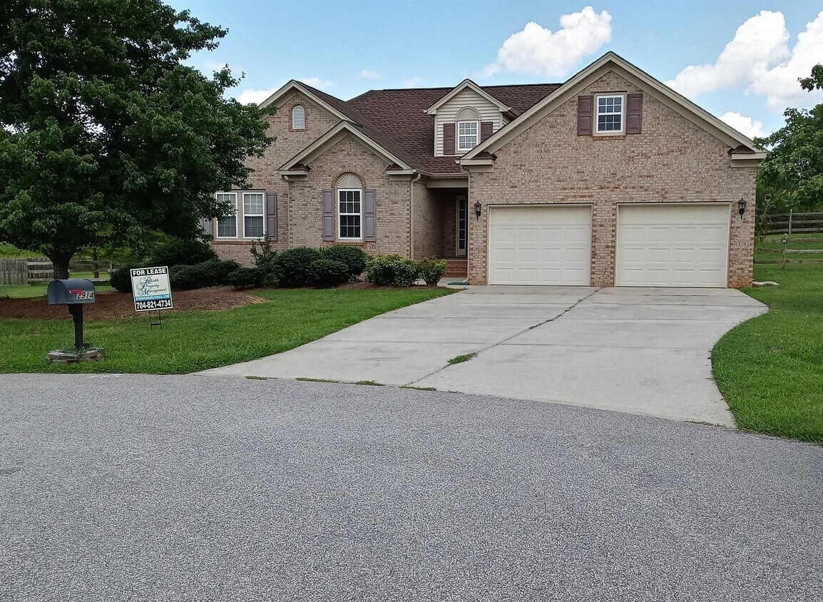 Primary Photo - 2914 Loxdale Farms Dr