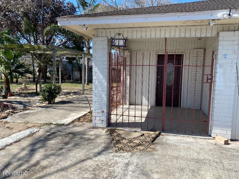 4 br, 2 bath House 613 E Expressway 83 House Rental in La Feria, TX