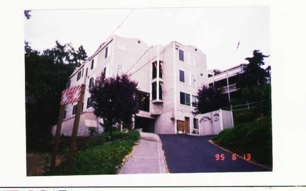 Building Photo - Golf View Apartments