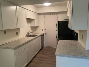 Building Photo - 13952 Oakbrook Dr