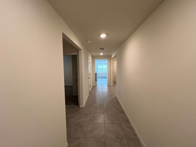 Building Photo - Beautiful, 4 Bedroom, 2 Bathroom Home in t...