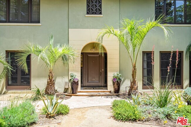 Foto del edificio - 2000 N Hobart Blvd