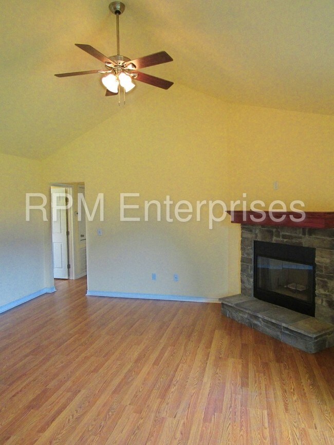 Building Photo - 10201 Hefner Oaks Dr