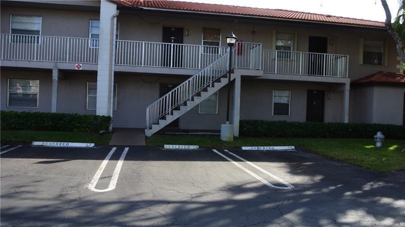 Foto principal - 8820 Royal Palm Blvd