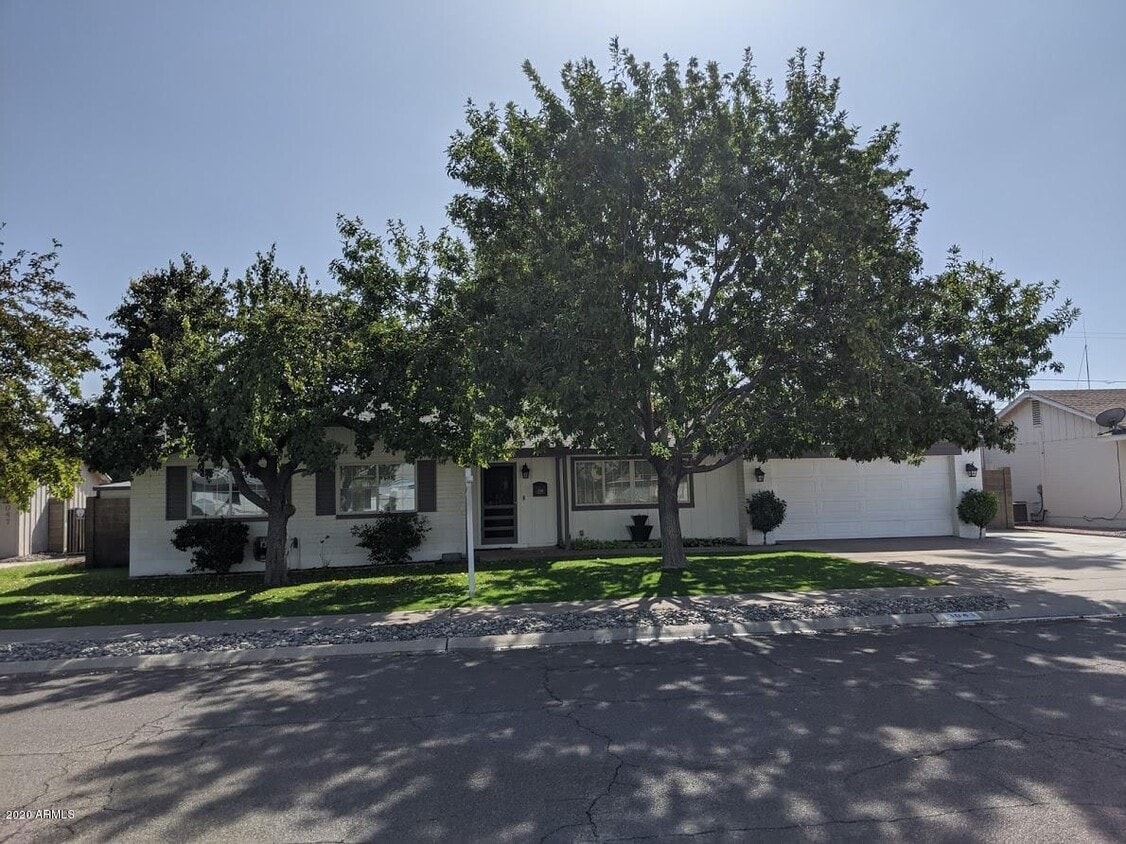 Primary Photo - 3041 E Shangri-La Rd