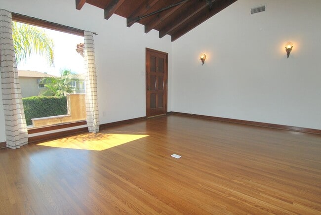Building Photo - 122-124 Nieto
