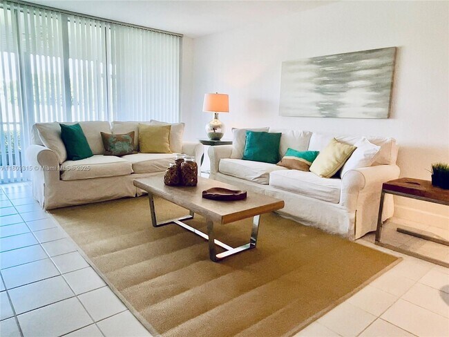 Building Photo - 2701 S Palm Aire Dr