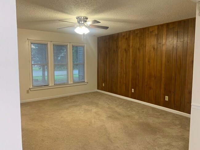 Spacious living room - 411 Hobbs Rd SE