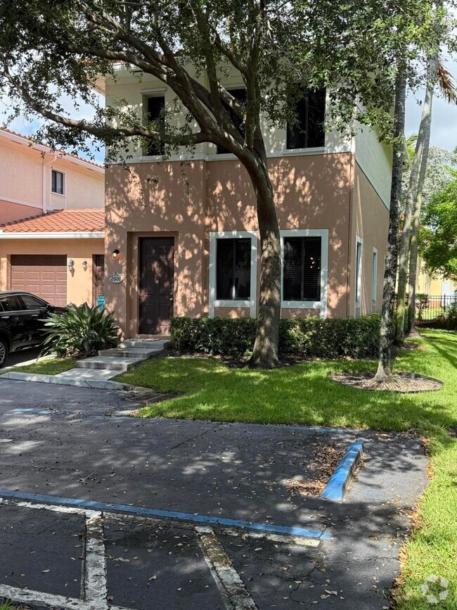 Building Photo - 2600 Venetian Dr