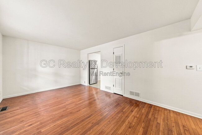 Building Photo - 913 3rd St