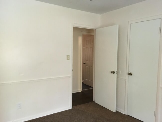 Building Photo - 813 Woodlawn Dr