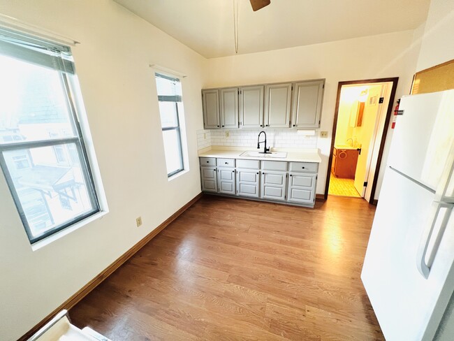 Building Photo - 3027 W Mount Vernon Ave