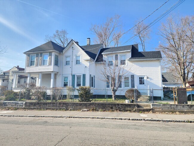Building Photo - 806 Warren Ave