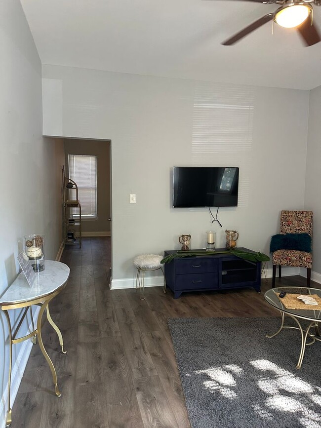 Building Photo - Spacious Rooms! Newly Renovated! Fenced in...