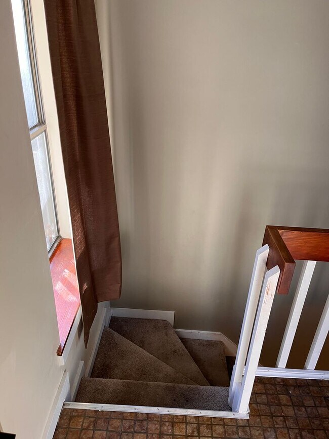 Building Photo - 2Br/1.5 Bath Townhome
