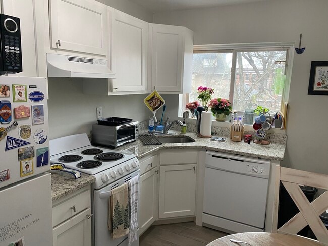 Building Photo - 35B Symphony Rd