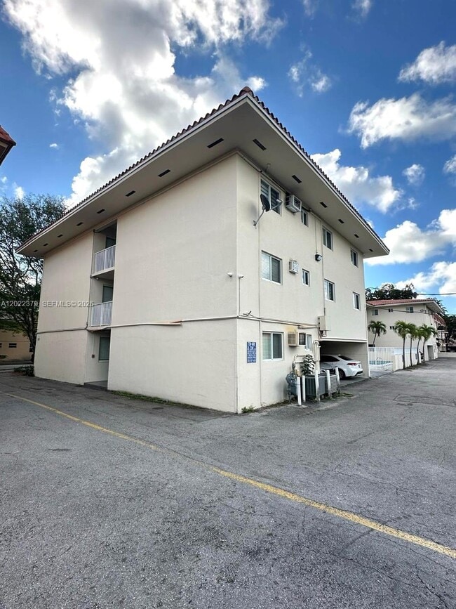 Building Photo - 1014 Salzedo St