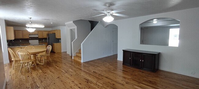 Foto del edificio - Beautiful 2 Story Home w attached 2 car ga...
