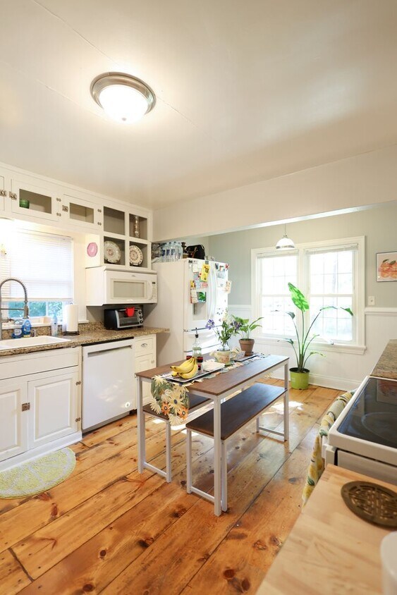 Primary Photo - Beautifully Updated 4 bed house w/ fully f...