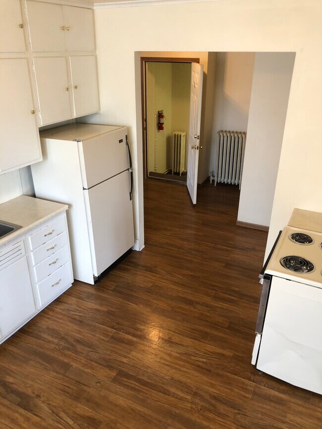 958 W 6th Ave Unit B, Oshkosh, WI 54902 Apartments in Oshkosh, WI