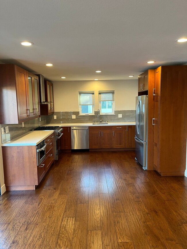 Building Photo - Modern Living Steps from Downtown Mountain View Shopping & Dining!