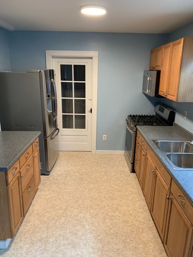 Building Photo - 2 Bedrooms  & 1 Bathroom - West side of Ba...