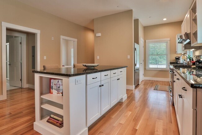 Foto del edificio - 26 N Main St