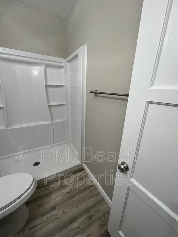 Foto del edificio - 233-235 Royal Poinciana Way