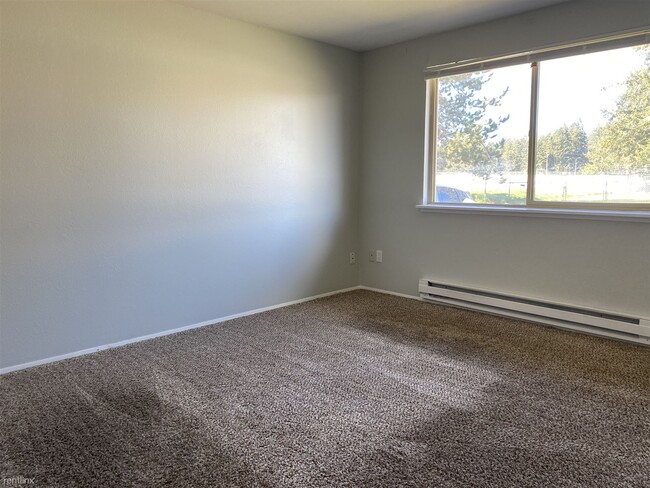 Building Photo - 2 br, 1 bath Duplex - 19016 B St E A