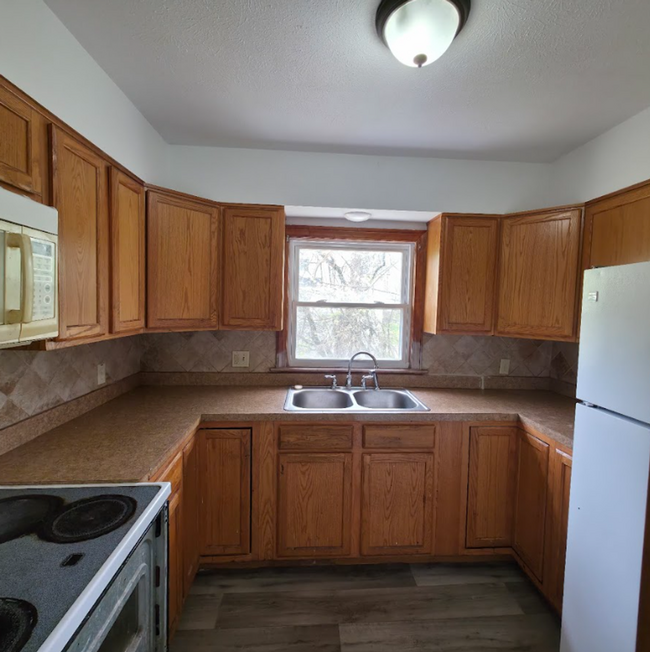 Building Photo - Single Family Home 3 beds 1 bath Available...