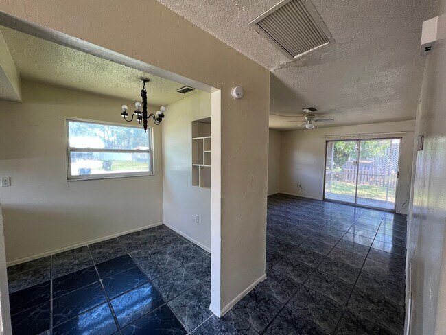 Foto del edificio - 2 bedroom one bath Duplex