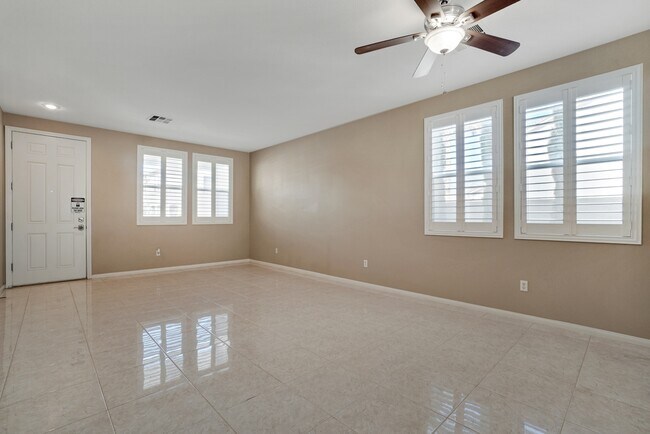 Foto del edificio - 319 Fox Lake Ave