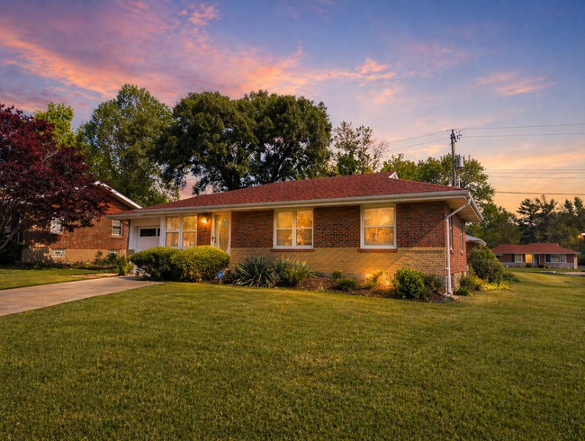 Updated Open-Concept with Sunroom & Finished Basement Space - Updated Open-Concept with Sunroom & Finished Basement Space House