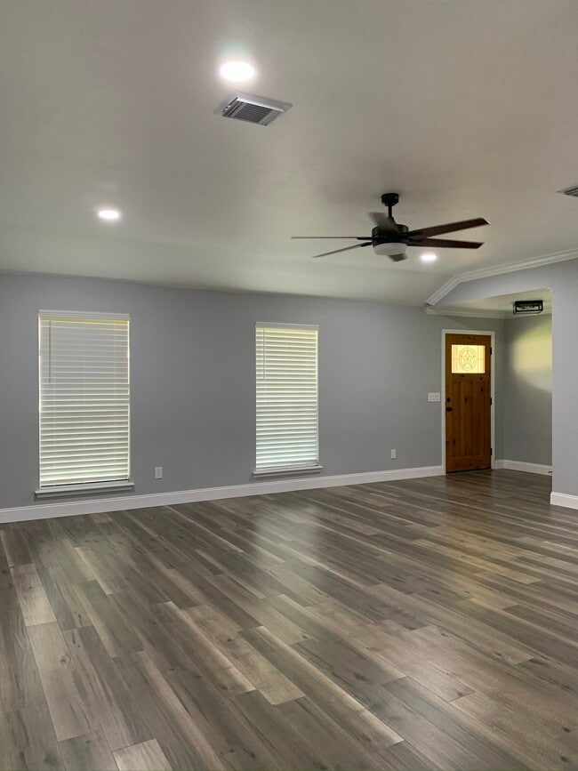 Building Photo - 8802 Sunny Point Dr