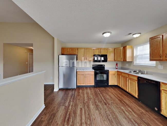 Building Photo - 888 Hollowood Ln