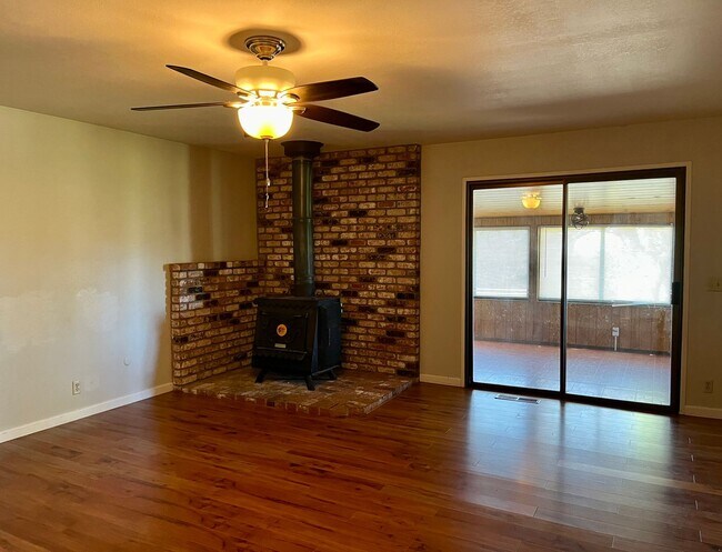 Building Photo - Beautiful 3 bed 2 bath on Property with a ...