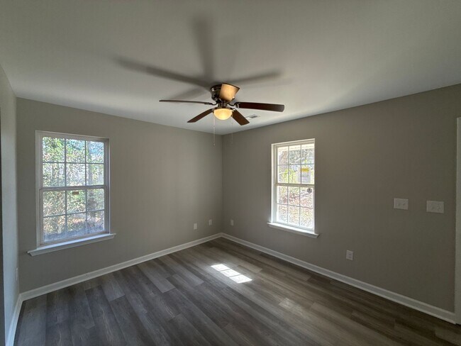 Building Photo - 1802 Sloan Dr